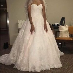 Wedding dress
Color: Ivory/whisper pink
Size: 2
Brand: Oleg Cassini